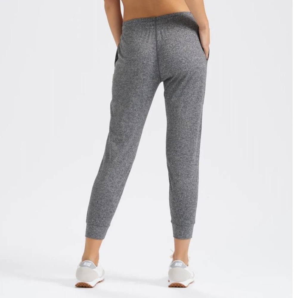 🆕 VUORI Halo Performance Joggers in Heather Grey - Picture 7 of 16